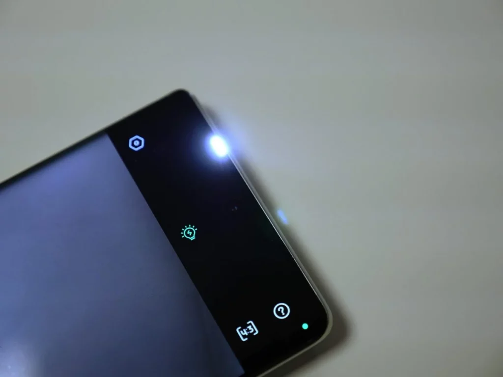 Lampa błyskowa przy aparacie selfi smartfonem Infinix Zero Ultra